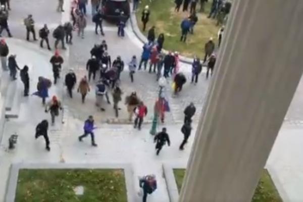 Majk Pens evakuisan, Trampove pristalice osvojile Kapitol (VIDEO)