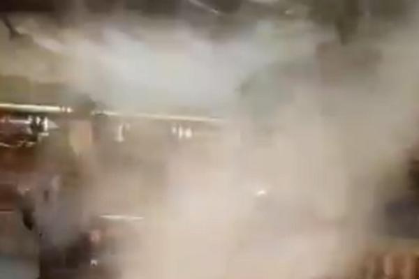 STRAŠNO! Ljudi se nemilosrdno tuku usred Kapitol Hila! Nabadaju se kao ludi, GORI VAŠINGTON! A to nije sve (VIDEO)