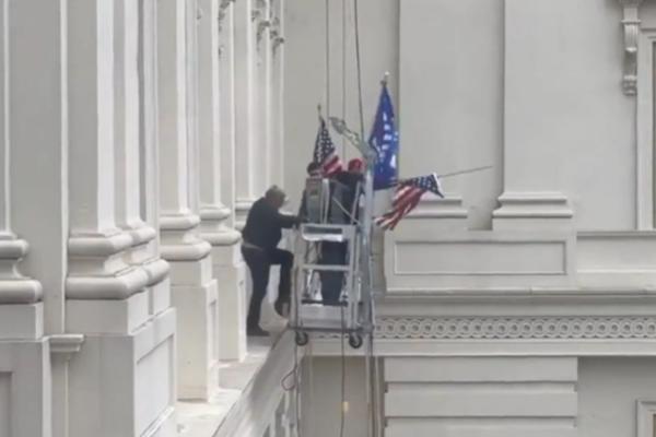 TRAMPOVCI KORISTE SKELE DA SE POPNU NA VIŠE SPRATOVE KAPITOLA! Zgrada blokirana, SENATORI U PANICI! (VIDEO)