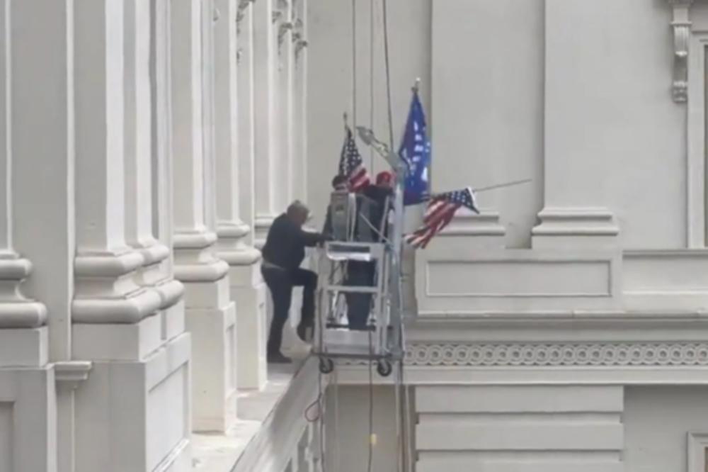 TRAMPOVCI KORISTE SKELE DA SE POPNU NA VIŠE SPRATOVE KAPITOLA! Zgrada blokirana, SENATORI U PANICI! (VIDEO)