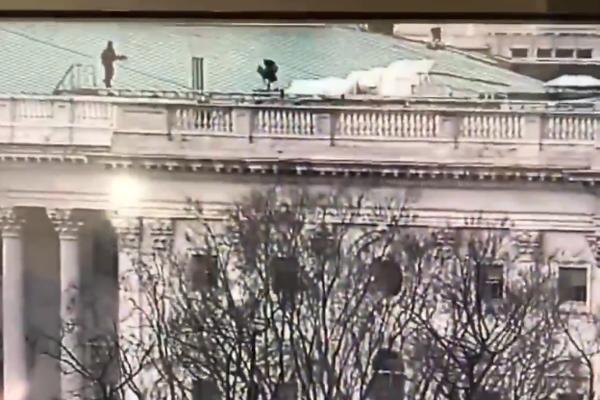 SNAJPERI NA KROVU KAPITOLA, JAVLJAJU DA JE VOJSKA KRENULA NA VAŠINGTON! Istorija se piše u Americi! (VIDEO)