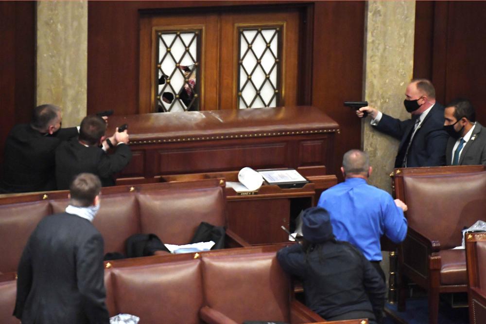 UMRO POLICAJAC KOJI JE BIO RANJEN U SUKOBU U KAPITOLU: Objavljeno je i spisak SVIH ŽRTAVA sukoba, ima ih 5!