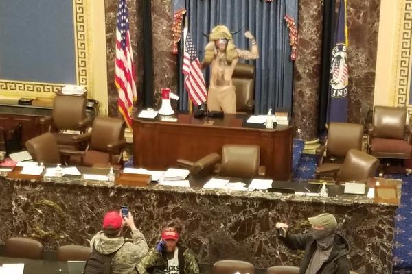 SKINUO SE SKORO GO, NA GLAVI IMA BIZONSKE ROGOVE, POZIRA NA MESTU PREDSEDAVAJUĆEG KONGRESA: Potpuni haos! (FOTO)