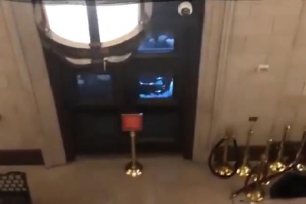 POGLEDAJTE MOMENAT KAD SU TRAMPOVCI UPALI U KAPITOL! Razvalili vrata i UMARŠIRALI! (VIDEO)