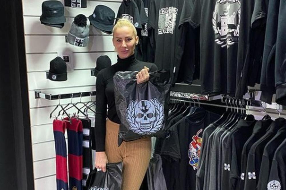 MILICA DABOVIĆ RAZBESNELA GROBARE: Stvari koje je dobila na poklon u navijačkom butiku preprodaje po većoj ceni!