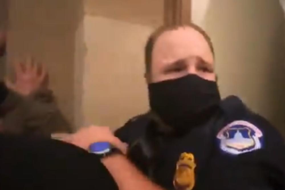 KAKAV SNIMAK IZ KAPITOLA: Policajac se TRESE OD STRAHA I DRHTI, demonstranti prolaze pored kao nije tu (VIDEO)
