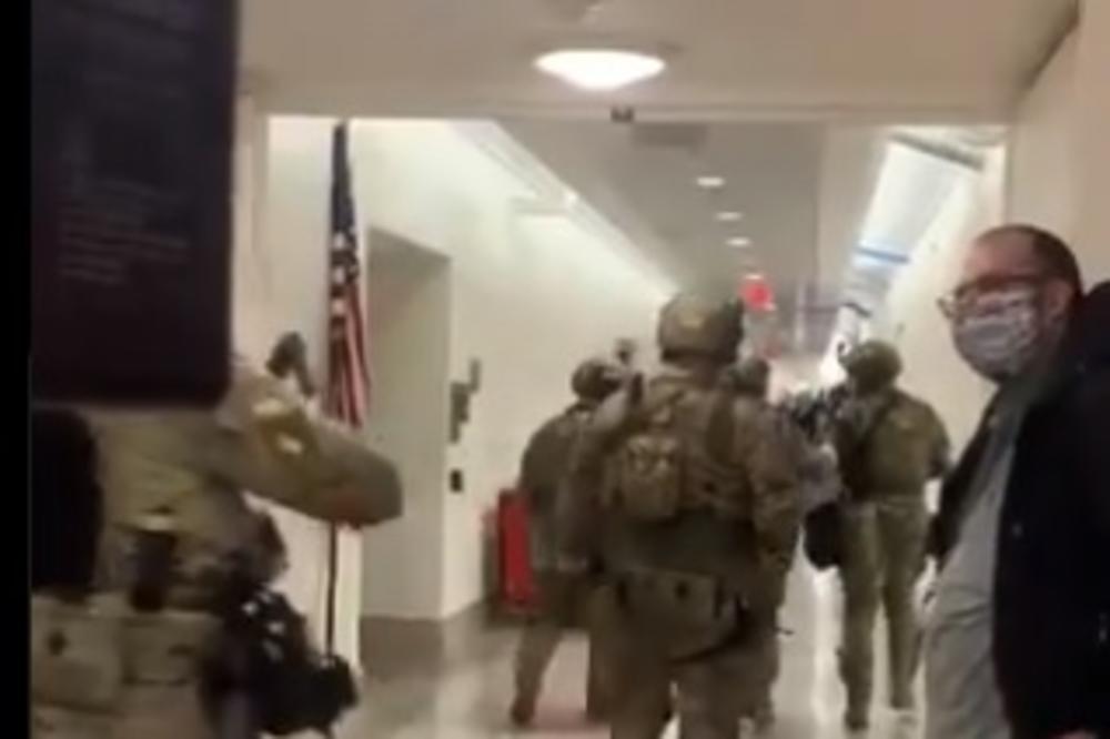 PRIPADNICI ELITNE JEDINICE AMERIČKE VOJSKE UPALI U ZGRADU: Upravo se pojavio ovaj SNIMAK! (VIDEO)