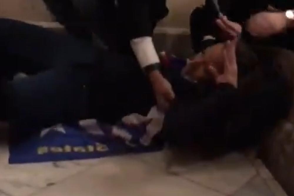 (UZNEMIRUJUĆI VIDEO) STRAVIČNO! Isplivao snimak! Metak pokosio ženu u Vašingtonu, iza nje DUGE CEVI! (VIDEO)