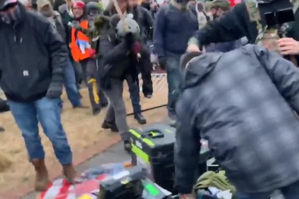 POGLEDAJTE KAKO PROTESTANTI UNIŠTAVAJU OPREMU TV EKIPA ISPRED KAPITOLA: Radile su BEJZBOLKE! (VIDEO)