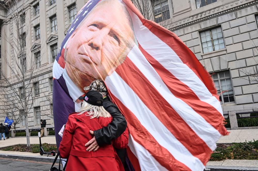 Novi snimci upada u zdanje Kongresa 6. januara: Sada je otkivemo da je među desničarima bio i OVAJ ČOVEK!