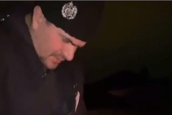 ŠUBARA S KOKARDOM NA GLAVI, DOK SEČE SLANINU I PEVA: O snimku Darka Miličića s Badnje večeri bruji Srbija!