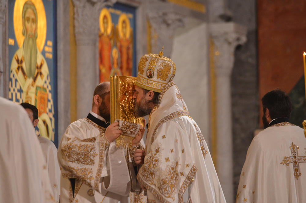 NIJE POP, VEĆ SVEŠTENO LICE ILI OTAC: Postoji RAZLOG zašto ih je pogrešno oslovljavati OVIM IMENOM!