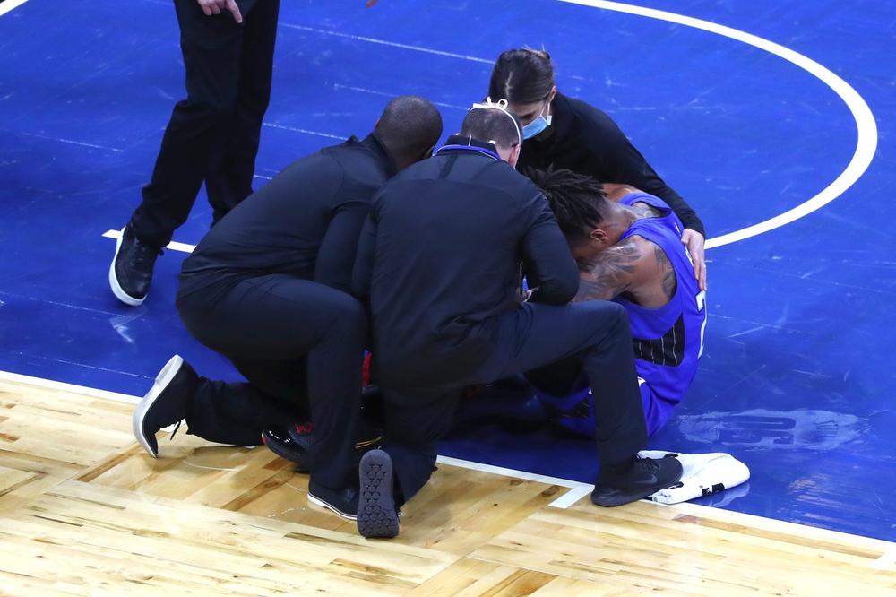 UŽASNA POVREDA PRVOG PIKA S DRAFTA: Koleno otišlo u jednu, a noga u drugu stranu! Sezona je gotova za njega!