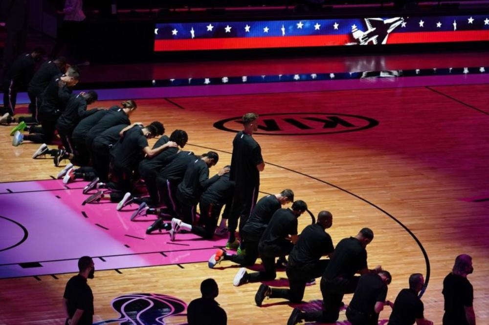 SVI SU KLEČALI, OSIM NJEGA POSLE HAOSA U VAŠINGTONU: Ali kad je objasnio zašto neće, svi su mu aplaudirali!