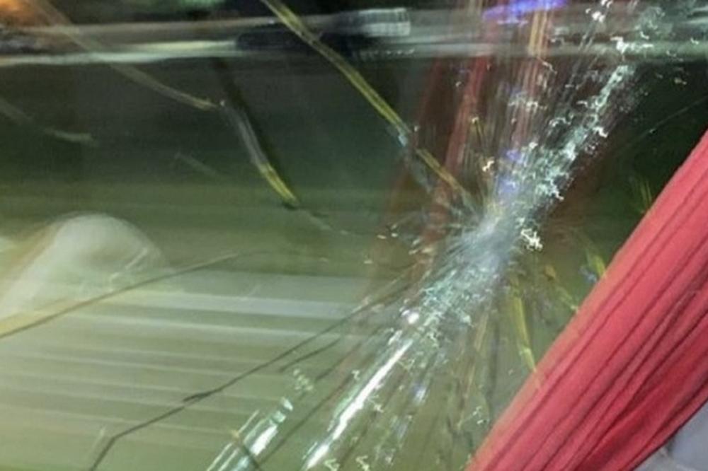 NAVIJAČI BOKE NAPALI AUTOBUS PUN FUDBALERA: Letelo kamenje, pucala stakla! Haos ispred Bombonjere!