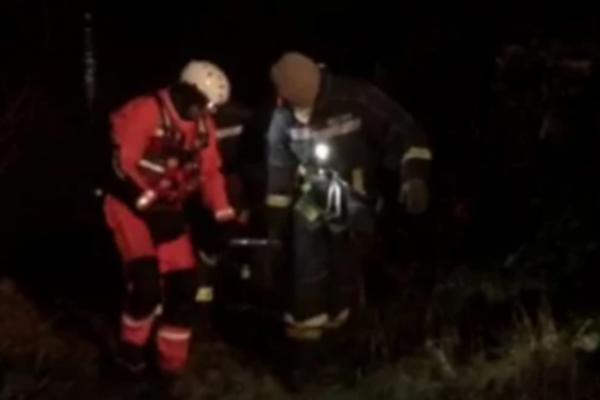 SNIMLJENA DRAMA KOD BANJALUKE: Autom uleteo u Vrbas, intervenisali VATROGASCI I RONIOCI!