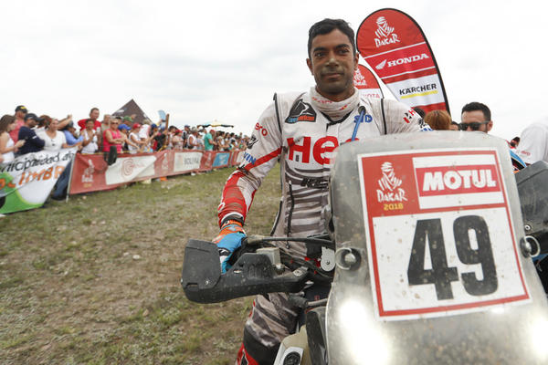 STRAŠNA NESREĆA NA DAKAR RELIJU: Motociklista u komi posle teškog pada, kolega ga oživljavao dok nije stigla Hitna!