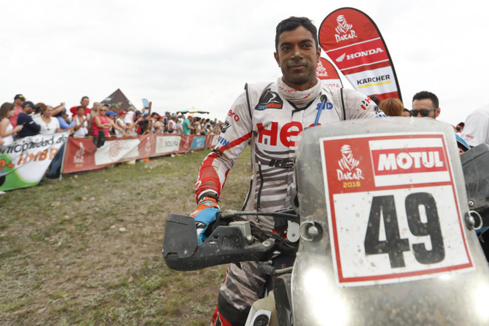 STRAŠNA NESREĆA NA DAKAR RELIJU: Motociklista u komi posle teškog pada, kolega ga oživljavao dok nije stigla Hitna!