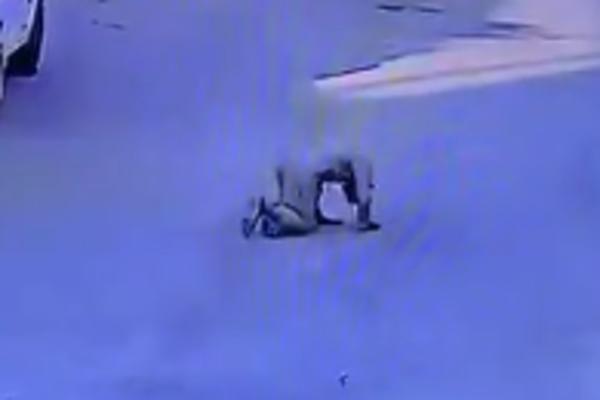 STRAVIČAN PRIZOR: Mobilni se zapalio čoveku u džepu, dramatične scene! (VIDEO)