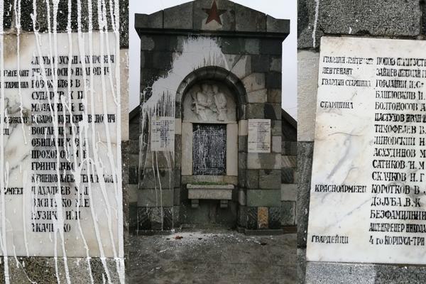 KAKVE LJUDSKE SVINJE SU OVO URADILE??? Oskrnavljen spomenik RUSKIM I SRPSKIM HEROJIMA U BEOGRADU! (FOTO)