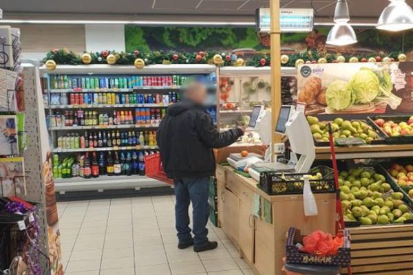 KORONA SKANDAL USRED ZEMUNA: Muškarac krenuo da vileni kada su mu tražili da stavi masku u prodavnici! (FOTO)