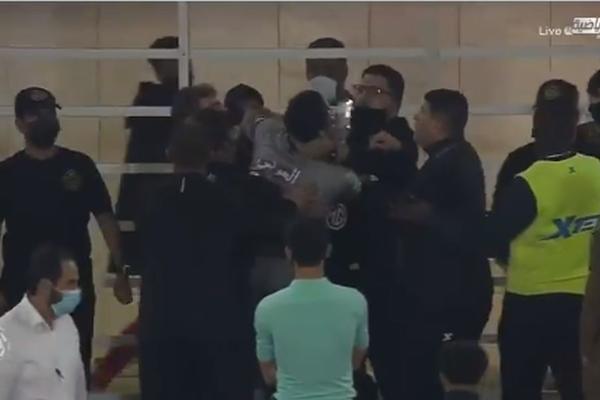 GOLMANU PAO MRAK NA OČI I KRENUO U OBRAČUN S NAVIJAČIMA: Milojević ga obuzdavao, uletela policija među njih!