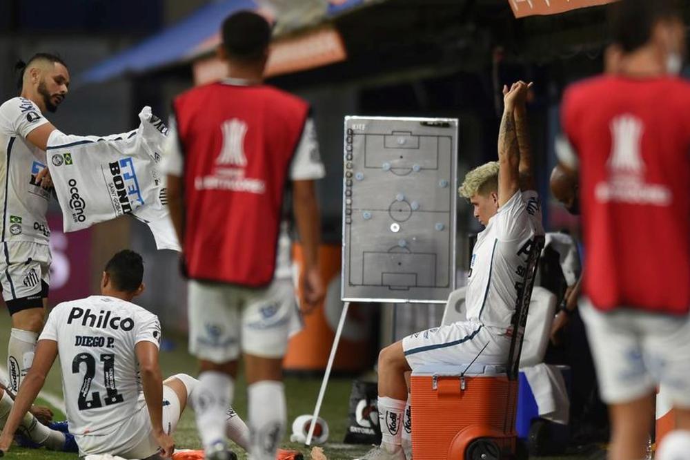 ZNALI SU DA JE ZARAŽEN I POSLALI GA NA TEREN: Veliki skandal u Kopa Libertadores! Golman branio s koronom!