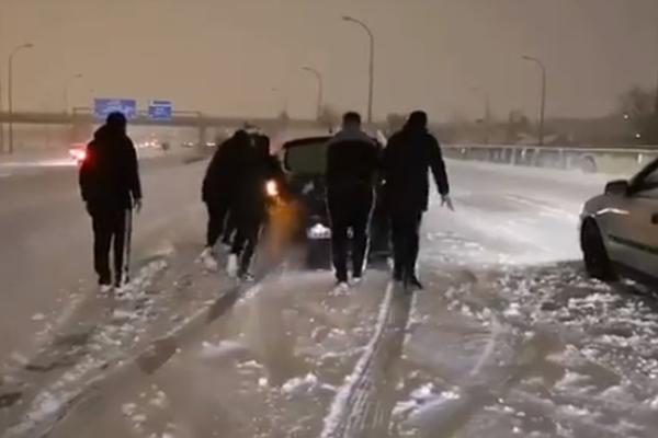 KOLAPS ZBOG SNEŽNE OLUJE: Igrači Valjekana zaglavljeni u smetu guraju automobile, Real Madrid blokiran na aerodromu