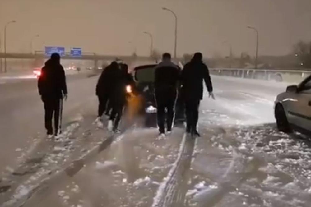 KOLAPS ZBOG SNEŽNE OLUJE: Igrači Valjekana zaglavljeni u smetu guraju automobile, Real Madrid blokiran na aerodromu