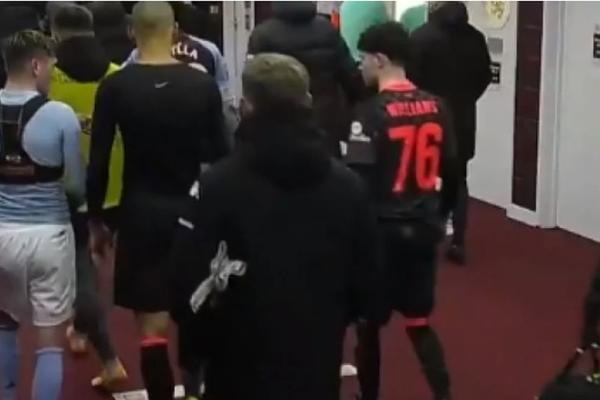 'AJD DA RAZMENIMO DRESOVE! ČEKAJ, IPAK MI VRATI MOJ! Vilin klinac jurio za zvezdom Liverpula da mu vrati opremu!