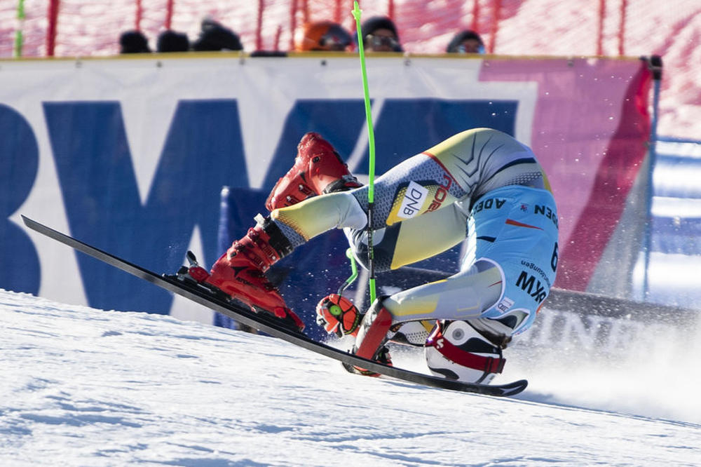 NA GLAVI PROŠAO KROZ CILJ, BUKVALNO: Užasan pad, na nosilima ga izneli sa staze!
