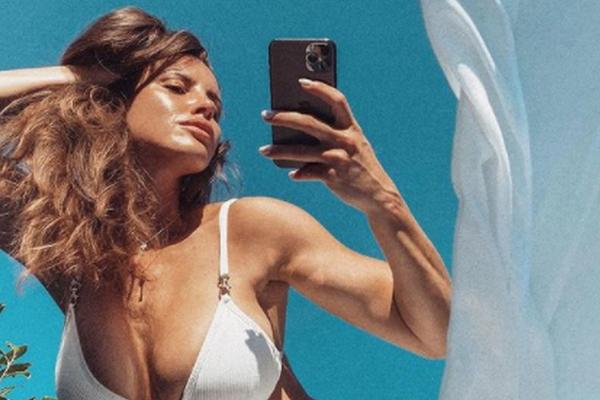 ZATO JE ZOVU DEVOJKA OD MILION DOLARA: Opet se skinula gola i slikala! NEMOGUĆA MISIJA je zadržati ih rukama TOLIKE