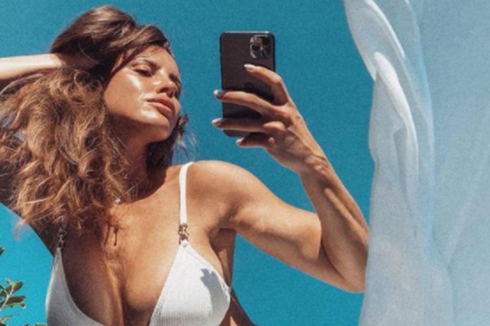 PREVIŠE JE, ČISTA PROVOKACIJA! Preko SKROZ GOLIH GRUDI stavila RUKU, ali uzalud... SEVALO I DALJE NA SVE STRANE