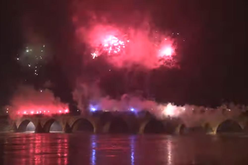 NA DRINI ĆUPRIJA, A NA ĆUPRIJI - VATROMET DELIJA! 'Eksplozivna' proslava rođendana RS u Višegradu! (VIDEO)