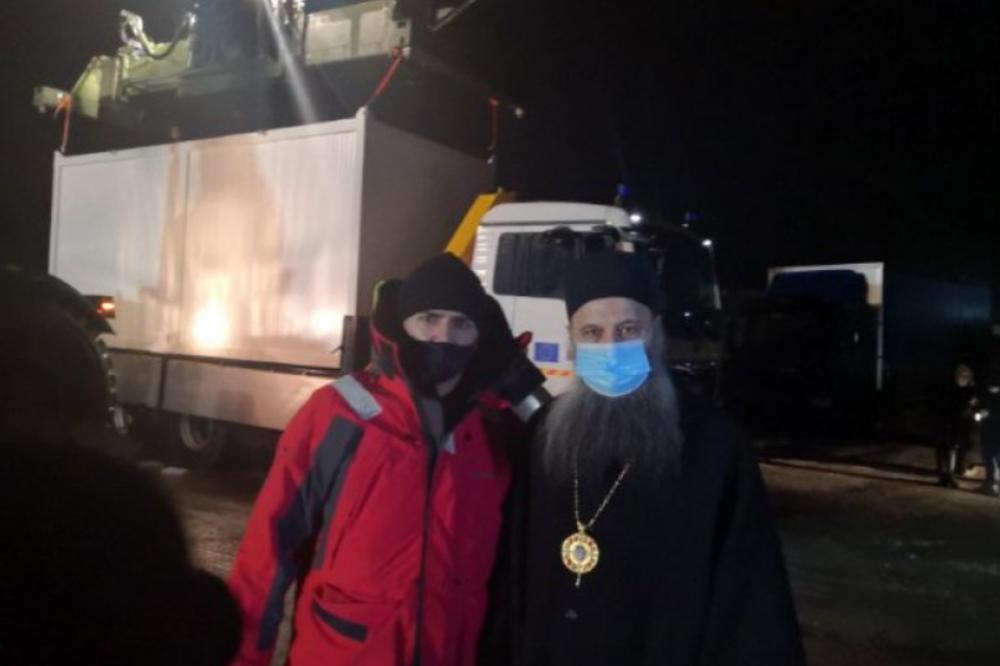 MITROPOLIT PORFIRIJE U PETRINJI SAČEKAO DONACIJE IZ BEOGRADA: Pokušavamo da smestimo ljude, PRIORITET SU SRBI