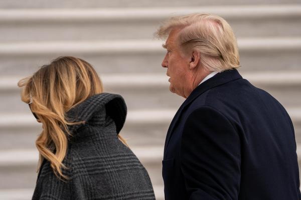 ZBOG MELANIJE TRAMP STILISTI SU PALI NA KOLENA: Digla kragnu, svi zevali u kaput, KIDA! (FOTO)