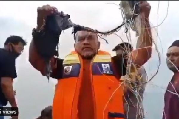 LOCIRANE 2 CRNE KUTIJE SRUŠENOG INDONEŽANSKOG AVIONA! Ronioci se bacili na posao čim je stigao SIGNAL BOINGA!