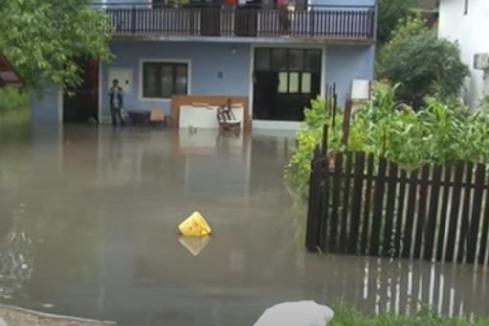 KRENUO JE NOVI UŽAS: Poplavljeno više kuća u Kuzminu, MORALI DA EVAKUIŠU PORODICE