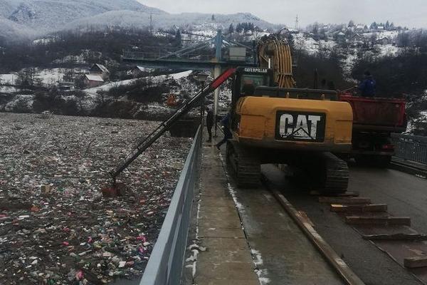 SRPSKA EKOLOŠKA BOMBA NA KORAK DO EKSPLOZIJE: Mašine konačno stigle NA POTPEĆKO JEZERO, zna se kad kreće čišćenje