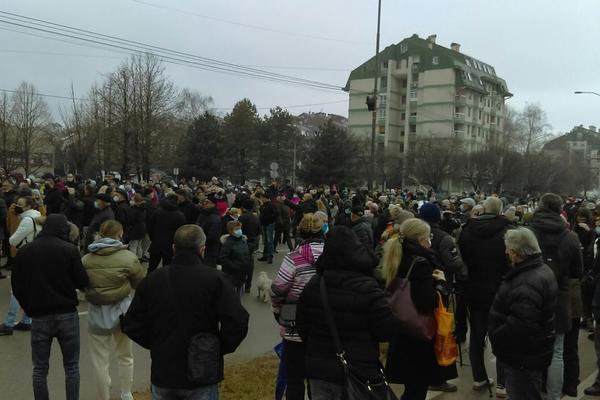 VIŠE OD 1000 LJUDI PROTESTOVALO PROTIV BAHATIH VOZAČA: Potresne scene iz Niša, oplakivali žrtve AUDIJA SMRTI (FOTO)