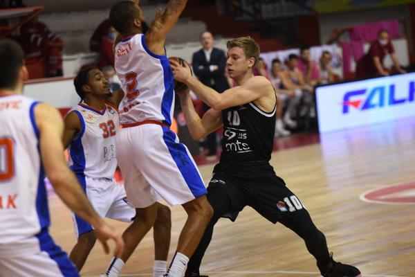 CRNI OBLACI NAD PARTIZANOM: Jaramaz je morao da bude iznet sa terena! Koleno je nastradalo!