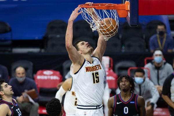 AMERI SAD NEMAJU DILEMU: Potpuno su odlepili za Jokićem i porede ga s najboljim belim igračem svih vremena!