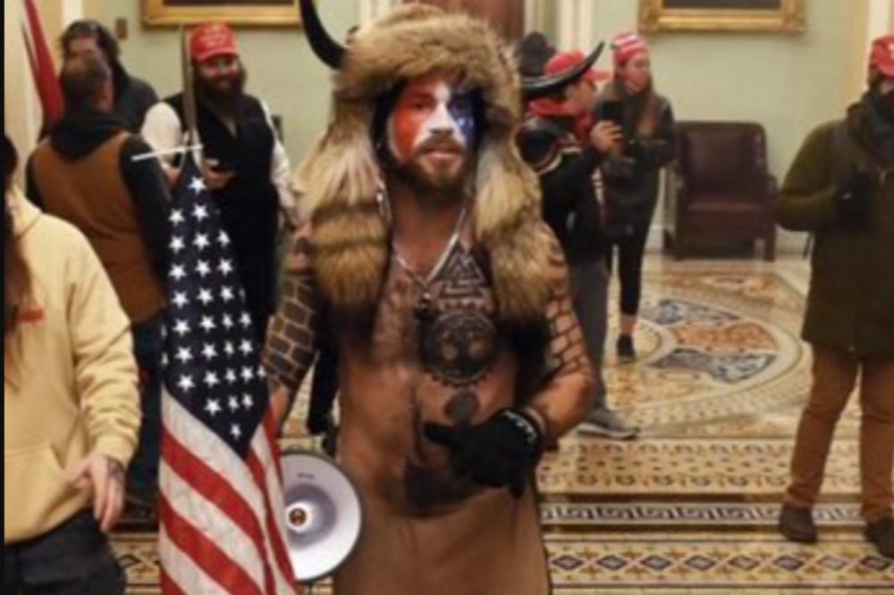 UHVAĆEN MUŠKARAC SA ROGOVIMA ZBOG UPADA U KAPITOL! Državno tužilaštvo već donelo odluku o njegovoj sudbini