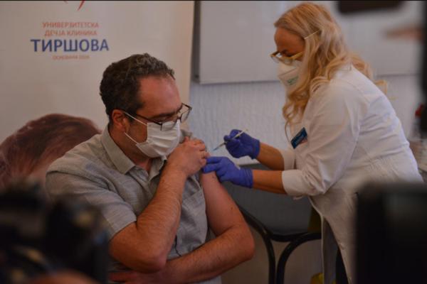 SRĐA JANKOVIĆ PRIMIO VAKCINU zajedno sa radnicima klinike TIRŠOVA! Imunolog imao samo jedno da PORUČI!