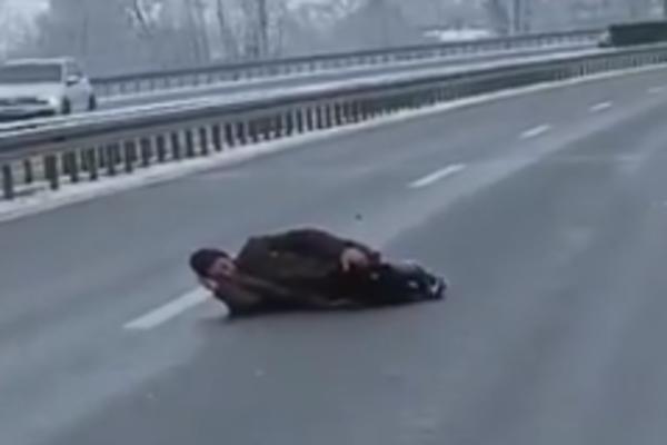 SMESTA SU MORALI DA REAGUJU: Policija POKUPILA čoveka koji je ležao nasred autoputa Miloš Veliki