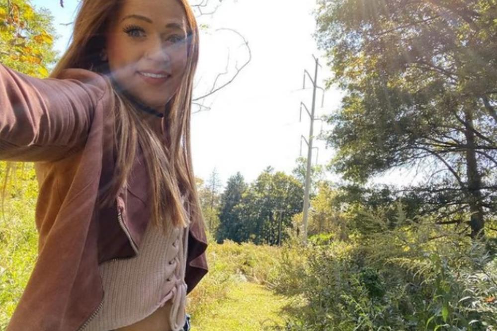 IGRALA JE UZ MUZIKU, A ONDA ČULA ČUDAN ZVUK! Nepoznati muškarac je ušao, sva sreća pa je sve SNIMILA! (VIDEO)