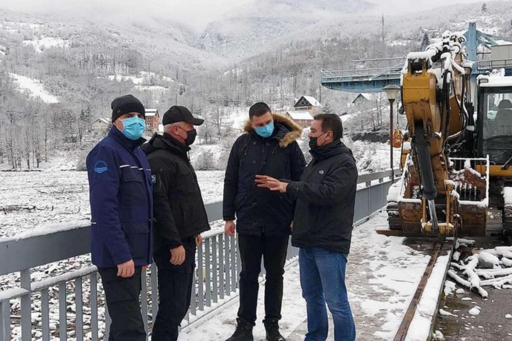 SUTRA POČINJE ČIŠĆENJE POTPEĆKOG JEZERA! Na terenu trenutno predstavnici JVP SRBIJAVODE!