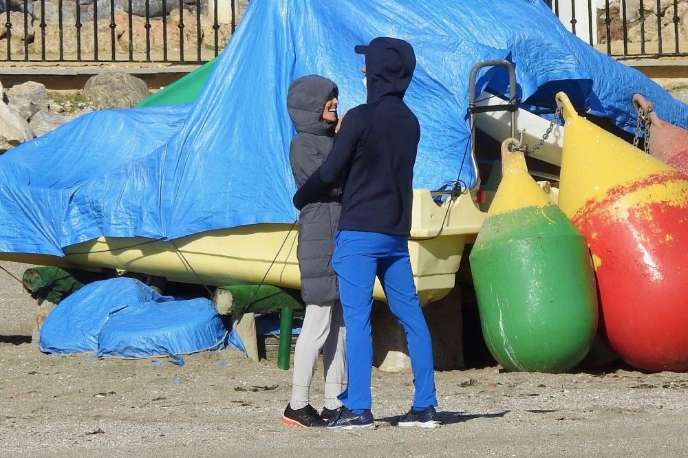 NOVAK SE OPUSTIO NA PLAŽI SA JELENOM I DECOM! pogledajte fotografije Đokovića iz sunčane Marbelje!