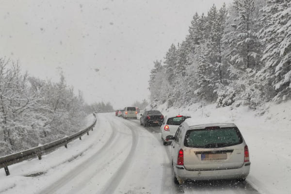 MAKSIMALAN OPREZ: Zabeleo sneg na magistralnom putu Podgorica-Cetinje