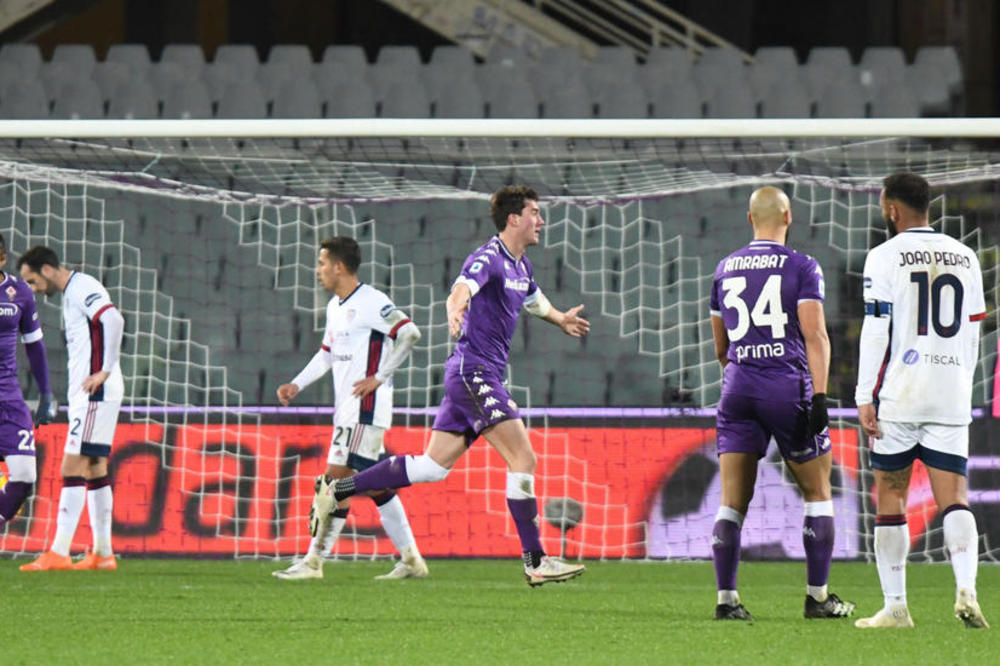 DUŠAN VLAHOVIĆ KAO NEKAD PANČEV: Srbin vodi Fiorentinu što dalje od opasne zone! Klizećim zakucao loptu u mrežu!